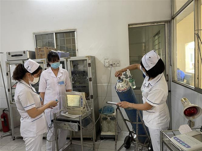 Các nhân viên y tế Bệnh viện Quân y 4, tỉnh Bình Dương đang kiểm tra các thiết bị y tế, bình ôxy cảnh giác cao với nguy cơ dịch COVID-19 bùng phát lại. (Ảnh: Huyền Trang/TTXVN) Thêm 1 bệnh nhân tử vong, Bình Dương tăng cường quy định phòng dịch ảnh 1