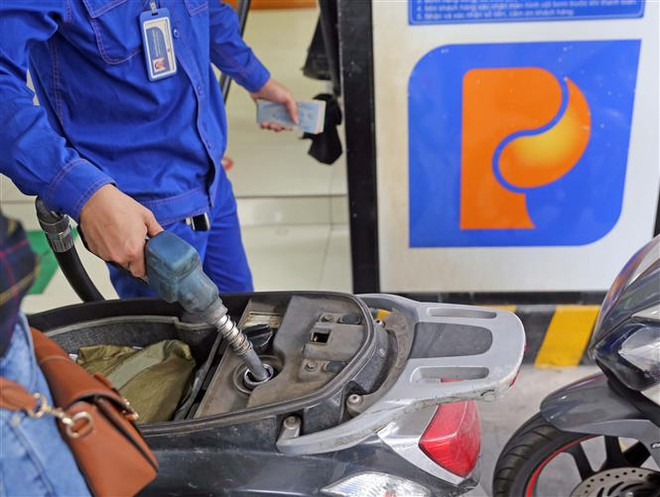 Mua, bán xăng dầu tại cửa hàng kinh doanh xăng, dầu trên phố Trần Hưng Đạo, Hà Nội. (Ảnh: Trần Việt/TTXVN) Quỹ bình ổn xăng dầu có phát huy được vai trò bình ổn giá? ảnh 1