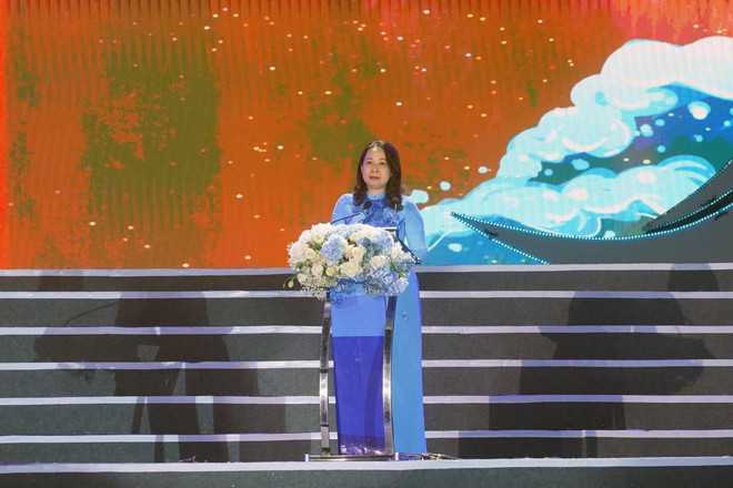 Phó Chủ tịch nước Võ Thị Ánh Xuân phát biểu khai mạc lễ hội. (Ảnh: Hoàng Ngọc/TTXVN) Phó Chủ tịch nước dự Lễ hội Văn hóa Dân gian Biển đảo Việt Nam ảnh 1