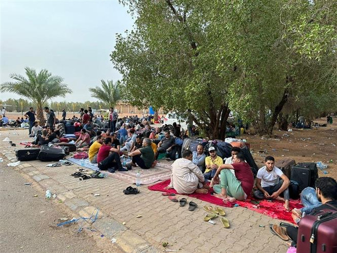 Người dân sơ tán tránh xung đột gần sân bay ở Omdurman, Sudan, ngày 26/4/2023. (Ảnh: THX/TTXVN) Cuộc xung đột ở Sudan khiến các nước láng giềng náo loạn ảnh 2