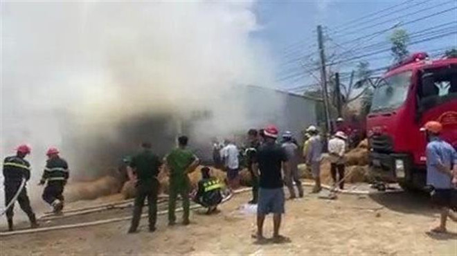 Cháy kho chứa rơm tại Bạc Liêu, thiệt hại hàng trăm triệu đồng ảnh 1