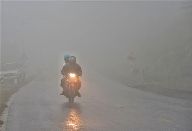 Đề phòng ảnh hưởng của sương mù tới giao thông ở đất liền và trên biển ảnh 1