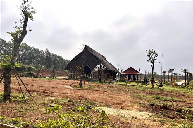 Ông Bùi Mạnh Dũng tự ý xây dựng 16 công trình, với tổng diện tích hơn 3.800m2 trên đất nông nghiệp tại xã Gio An, huyện Gio Linh. (Ảnh: Nguyên Linh/TTXVN) Quảng Trị: Xử phạt Chủ dự án Trưng Vương Garden vì xây dựng trái phép ảnh 1