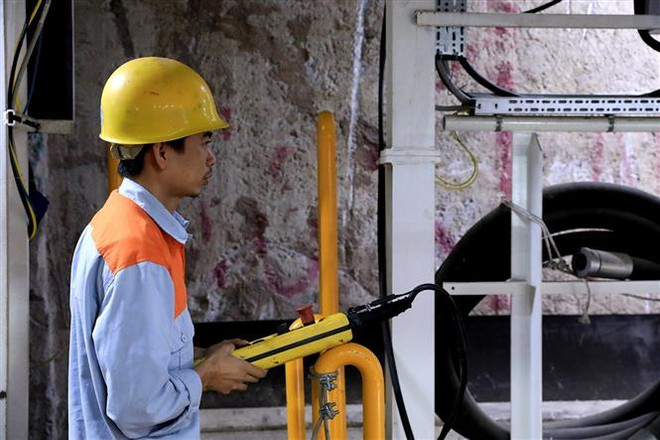 Trong thời gian nghỉ lễ 30/4 và 1/5, toàn bộ công trường Dự án tuyến đường sắt đô thị thí điểm thành phố Hà Nội, đoạn Nhổn-ga Hà Nội vẫn thi công 3 ca liên tục. (Ảnh: Tuấn Anh/TTXVN) Đường sắt đô thị Nhổn-ga Hà Nội: Thi công 3 ca xuyên kỳ nghỉ lễ ảnh 1