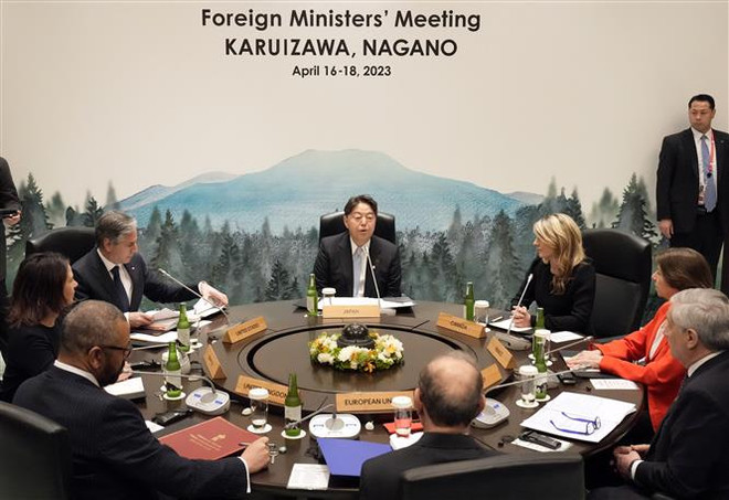 (Từ trái sang, theo chiều kim đồng hồ) Ngoại trưởng Anh James Cleverly, Ngoại trưởng Đức Annalena Baerbock, Ngoại trưởng Mỹ Antony Blinken, Ngoại trưởng Nhật Bản Yoshimasa Hayashi, Ngoại trưởng Canada Melanie Joly, Ngoại trưởng Pháp Catherine Colonna, Ngoại trưởng Italy Antonio Tajani và Phó Tổng thư ký Cơ quan Hành động Đối ngoại Châu Âu Enrique Mora trong phiên họp cấp Bộ trưởng của G7 tại Karuizawa (Nhật Bản) ngày 17/4/2023. (Ảnh: AFP/TTXVN) G7 phản đối 'hoạt động quân sự hóa' của Trung Quốc ở Biển Đông ảnh 1