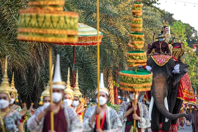 Diễu hành trong lễ hội Songkran ở Ayutthaya, Thái Lan. (Ảnh: THX/TTXVN) Các nước Đông Nam Á phục hồi du lịch và hướng đi cho Việt Nam ảnh 1