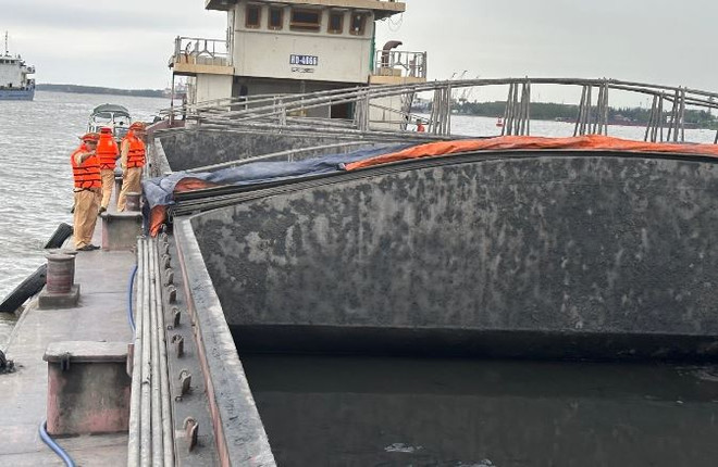 Phát hiện tàu chở hàng chở 2.000 tấn than bùn nhiệt thấp trái phép ảnh 1