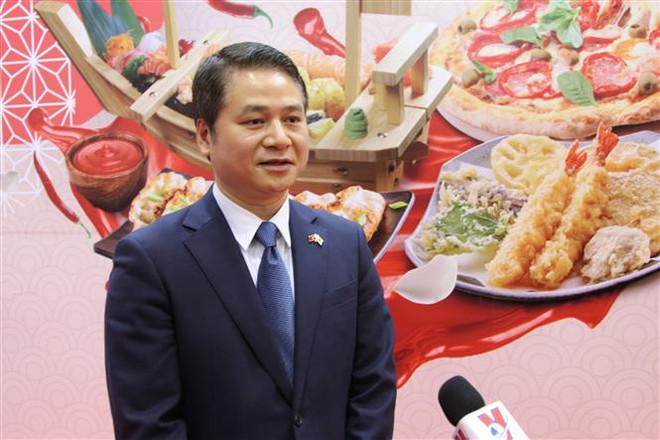 Ông Tạ Đức Minh, Tham tán Thương mại Việt Nam tại Nhật Bản, trả lời phỏng vấn TTXVN. (Ảnh: Đào Thanh Tùng/TTXVN) Nhật Bản - thị trường tiềm năng của các công ty thực phẩm Việt Nam ảnh 3