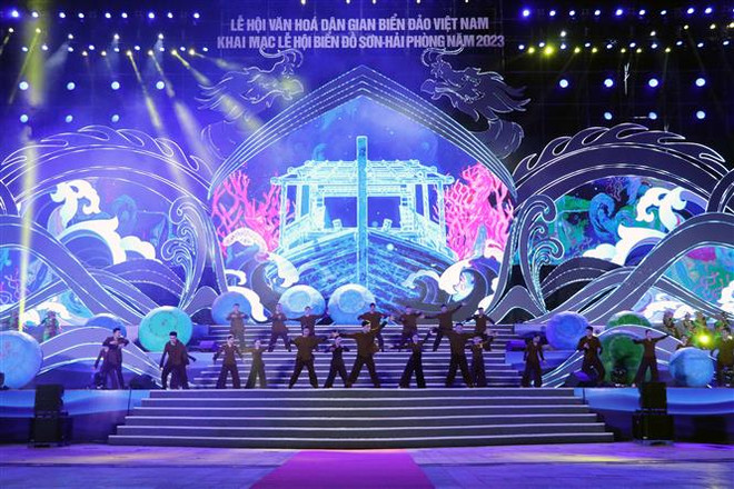 Màn biểu diễn văn nghệ tại lễ hội. (Ảnh: Hoàng Ngọc/TTXVN) Phó Chủ tịch nước dự Lễ hội Văn hóa Dân gian Biển đảo Việt Nam ảnh 2