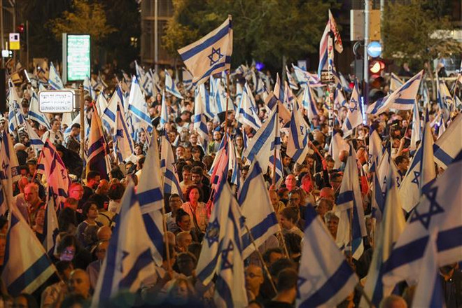 Người dân tham gia biểu tình phản đối kế hoạch cải cách hệ thống tư pháp, tại Tel Aviv, Israel, ngày 25/4/2023. (Ảnh: AFP/TTXVN) Cảnh sát Israel giải tán đám đông biểu tình phong tỏa đường cao tốc ảnh 1