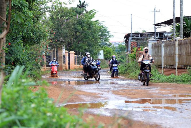 Một tuyến đường hư hỏng nặng bị ngưng cải tạo, nâng cấp do vướng quy hoạch bauxite. (Ảnh: Minh Hưng/TTXVN) Nhiều vướng mắc, khó khăn trong giải ngân vốn đầu tư công Đắk Nông ảnh 1