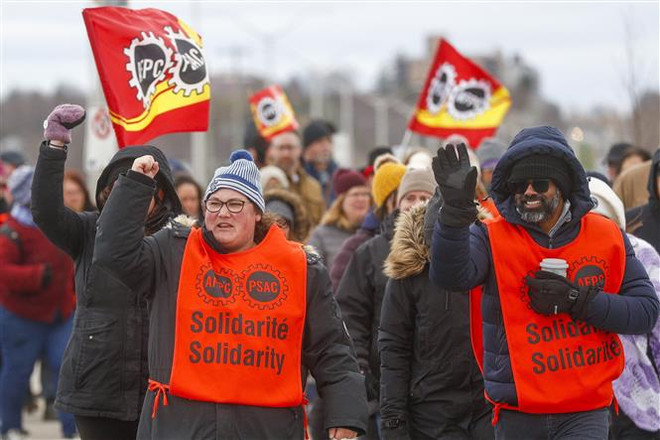 Các thành viên công đoàn Liên minh dịch vụ công Canada (PSAC) tham gia đình công tại Kingston ngày 19/4/2023. (Ảnh: AFP/TTXVN) Đình công tiếp diễn ở Canada, chính phủ tuyên bố không ký thỏa thuận ảnh 1