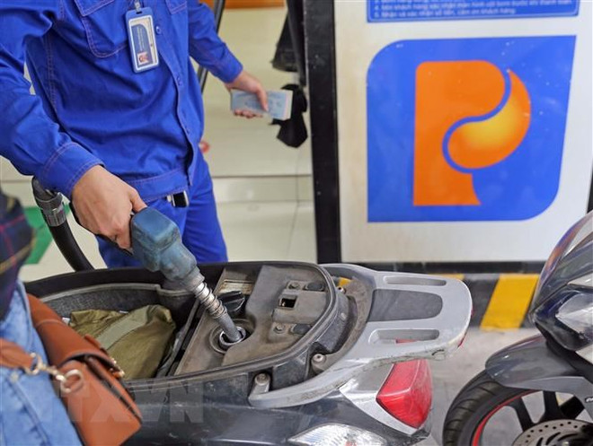Mua, bán xăng dầu tại cửa hàng kinh doanh xăng, dầu trên phố Trần Hưng Đạo, Hà Nội. (Ảnh: Trần Việt/TTXVN) Việc OPEC+ cắt giảm sản lượng có ảnh hưởng đến thị trường Việt Nam? ảnh 2