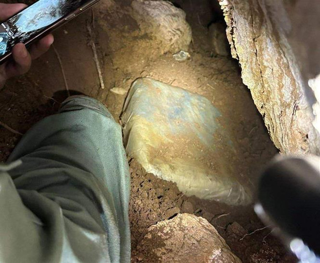 Cao Bằng: Bắt giữ 6 đối tượng và 24 bánh heroin giấu trong hang đá ảnh 2