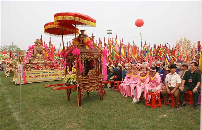 Đông đảo người dân và du khách thập phương thăm quan, trẩy hội Phủ Dầy năm 2023. (Nguồn: TTXVN) Khai mạc Lễ hội Phủ Dầy năm 2023 sau 3 năm tạm dừng để phòng dịch ảnh 1