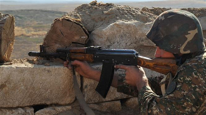 Binh sỹ Armenia tại khu vực biên giới với Azerbaijan, ngày 25/10/2012. (Ảnh: AFP/TTXVN) Căng thẳng leo thang trong quan hệ giữa Azerbaijan và Armenia ảnh 1