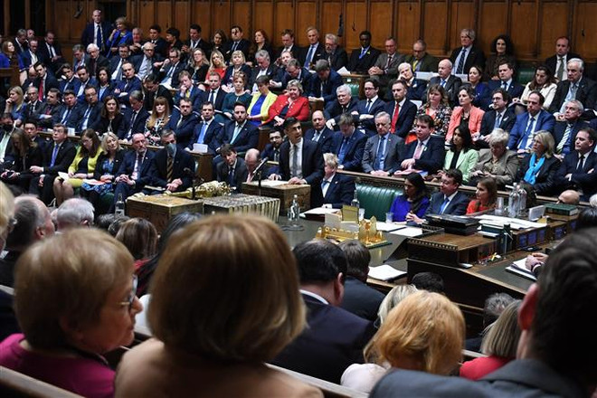 Quang cảnh một phiên họp Hạ viện Anh ở London. (Ảnh: AFP/TTXVN) Hạ viện Anh thông qua dự luật chống nhập cư bất hợp pháp mới ảnh 1