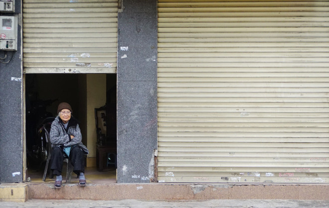 [Photo] Đường phố Hà Nội tĩnh lặng lạ thường sáng mùng Một Tết ảnh 19