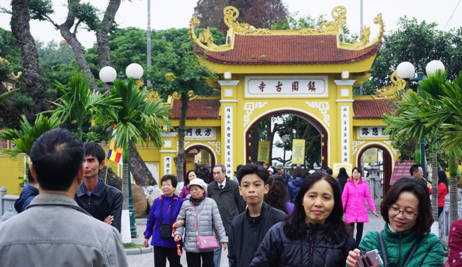 [Photo] Đường phố Hà Nội tĩnh lặng lạ thường sáng mùng Một Tết ảnh 16