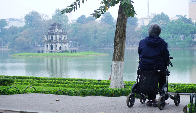 [Photo] Đường phố Hà Nội tĩnh lặng lạ thường sáng mùng Một Tết ảnh 18