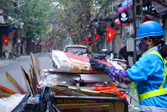 [Photo] Đường phố Hà Nội tĩnh lặng lạ thường sáng mùng Một Tết ảnh 13