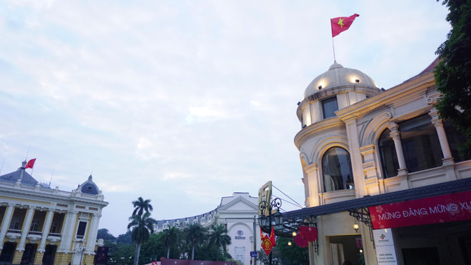 [Photo] Đường phố Hà Nội tĩnh lặng lạ thường sáng mùng Một Tết ảnh 1