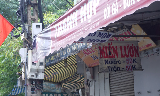 [Photo] Đường phố Hà Nội tĩnh lặng lạ thường sáng mùng Một Tết ảnh 17