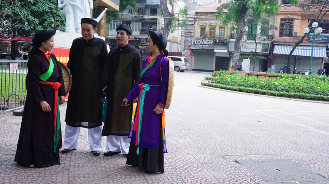 [Photo] Đường phố Hà Nội tĩnh lặng lạ thường sáng mùng Một Tết ảnh 12