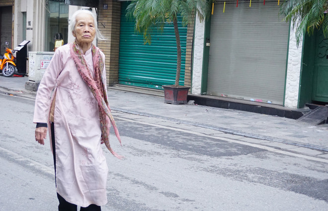 [Photo] Đường phố Hà Nội tĩnh lặng lạ thường sáng mùng Một Tết ảnh 8