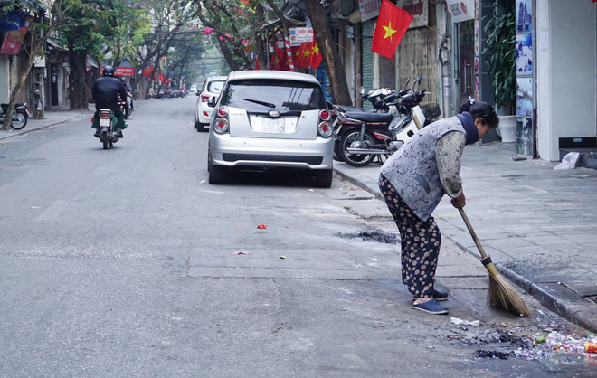 [Photo] Đường phố Hà Nội tĩnh lặng lạ thường sáng mùng Một Tết ảnh 14