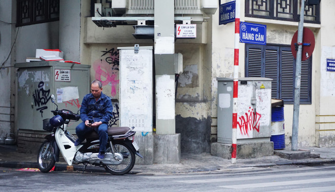 [Photo] Đường phố Hà Nội tĩnh lặng lạ thường sáng mùng Một Tết ảnh 15