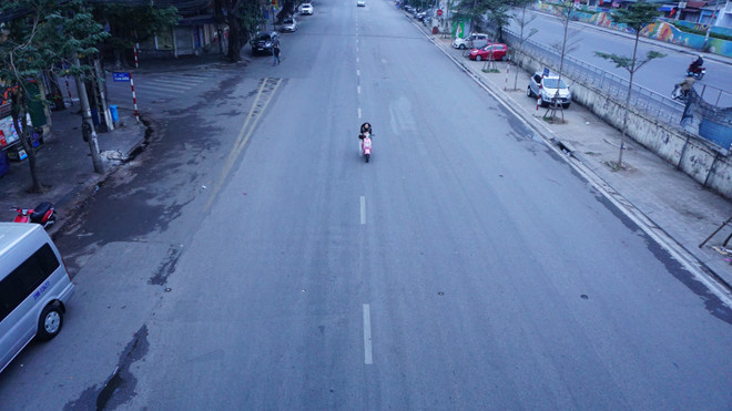 [Photo] Đường phố Hà Nội tĩnh lặng lạ thường sáng mùng Một Tết ảnh 2