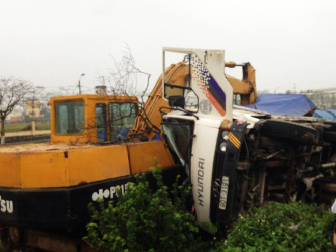 Tài xế ngủ gật lao thẳng vào công trường trên cao tốc Pháp Vân ảnh 1