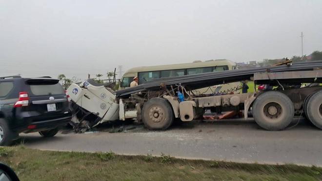 Tài xế ngất xỉu vì thanh thép xuyên thủng cabin xe container ảnh 1