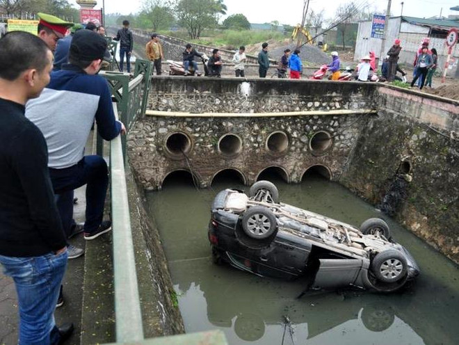 Đang quay đầu, xế hộp bạc tỷ bất ngờ vọt ga lật nhào xuống mương ảnh 1