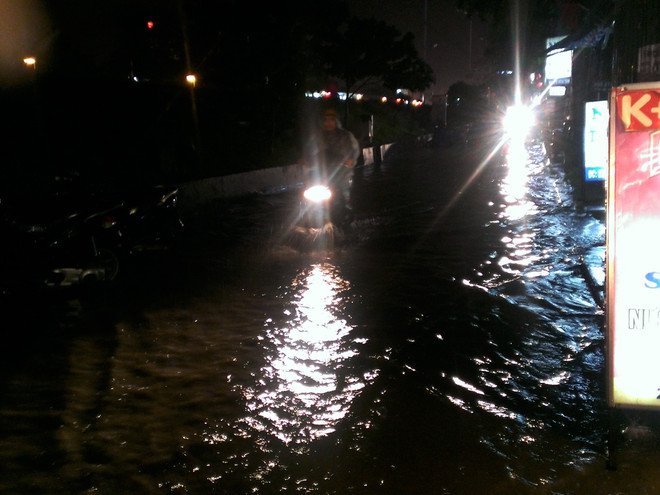 Đèn đường Nghi Tàm tắt đồng loạt, người dân mò mẫm trong mưa lạnh ảnh 2