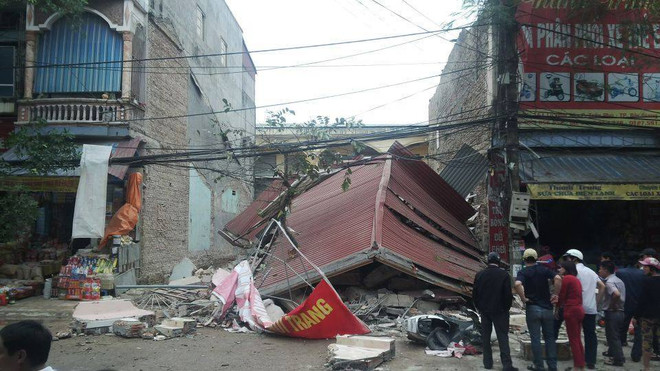 Cửa hàng giày dép 3 tầng bất ngờ đổ sập giữa thành phố Bắc Giang ảnh 1