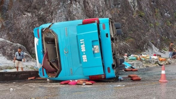 Ôtô và xe máy bốc cháy sau va chạm, 1 người tử vong khi đi cấp cứu ảnh 1