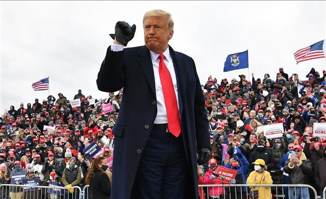 Tổng thống Trump tuyên bố chiến thắng khi phiếu vẫn đang được kiểm ảnh 1