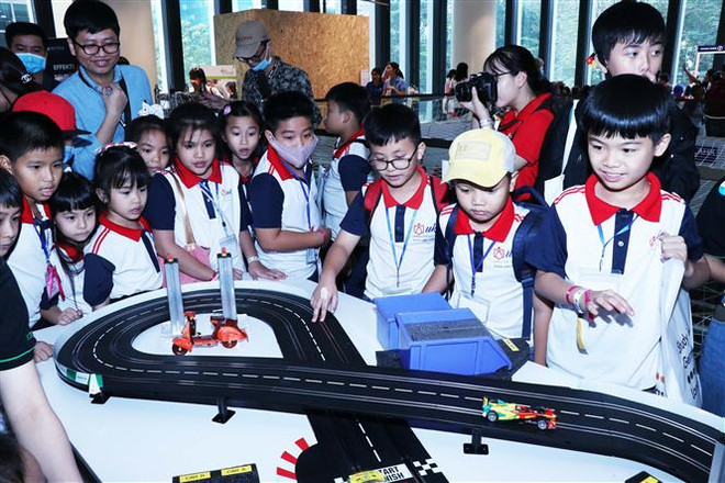 Học sinh Thành phố Hồ Chí Minh thích thú với những sản phẩm công nghệ Đức. (Ảnh: Xuân Khu/TTXVN) Hấp dẫn lễ hội 'Mảnh ghép nước Đức' tại Thành phố Hồ Chí Minh ảnh 1
