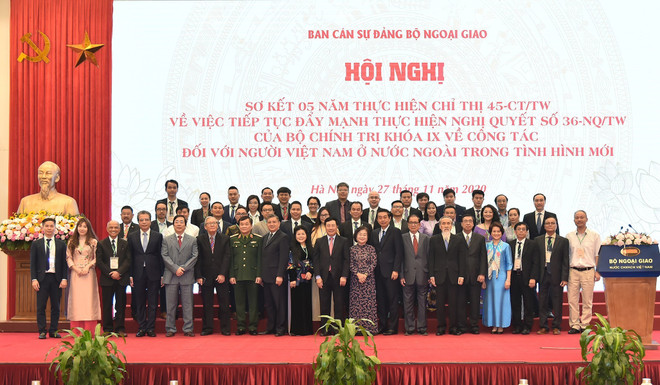 Phó Thủ tướng, Bộ trưởng Bộ Ngoại giao Phạm Bình Minh với các đại biểu và kiều bào dự Hội nghị Sơ kết 5 năm thực hiện Chỉ thị số 45-CT/TW về việc tiếp tục đẩy mạnh thực hiện Nghị quyết số 36-NQ/TW của Bộ Chính trị khóa IX về công tác đối với người Việt Nam ở nước ngoài trong tình hình mới. (Ảnh: Lâm Khánh/TTXVN) 5 năm thực hiện Chỉ thị 45: Cầu nối thúc đẩy nguồn lực kiều bào ảnh 1