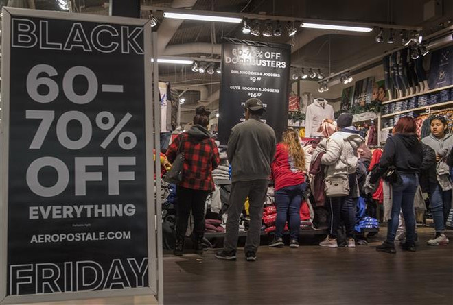 Ảnh minh họa. (Nguồn: AFP/TTXVN) Ngày hội mua sắm Black Friday mang lại hy vọng cho các nhà bán lẻ Mỹ ảnh 1