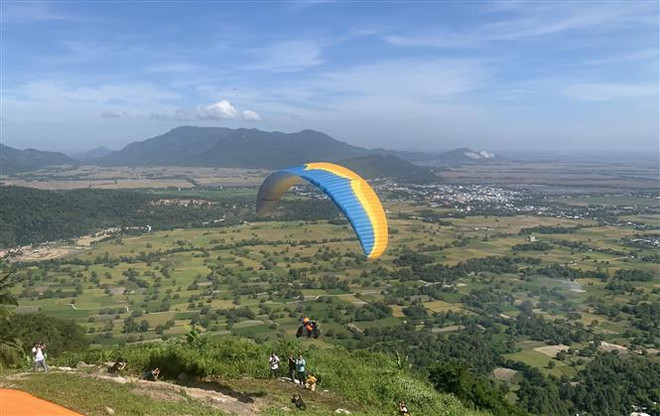 Khám phá vẻ đẹp trên đỉnh Phụng Hoàng Sơn (An Giang). (Ảnh: Công Mạo/TTXVN) Du lịch nội địa đã góp phần 'hồi sinh' du lịch Việt Nam ảnh 1