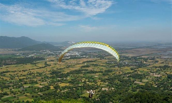 Biểu diễn dù lượn thể thao đầu tiên ở Đồng bằng sông Cửu Long ảnh 1