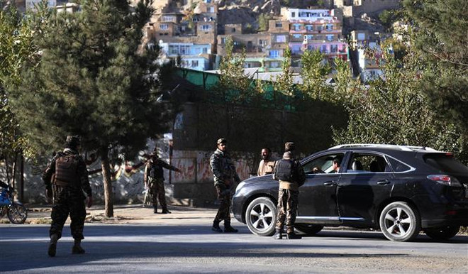 Lực lượng an ninh gác gần hiện trường vụ tấn công nhằm vào trường Đại học Kabul, Afghanistan, ngày 2/11/2020. (Nguồn: THX/TTXVN) Afghanistan bắt giữ kẻ chủ mưu trong vụ tấn công Đại học Kabul ảnh 1
