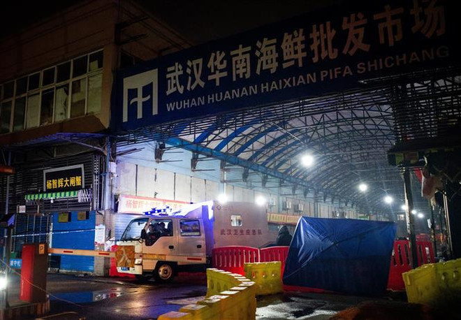 Chợ hải sản Hoa Nam ở Vũ Hán, tỉnh Hồ Bắc, Trung Quốc. (Nguồn: AFP/TTXVN) Chuyên gia WHO sẽ đến Trung Quốc điều tra nguồn gốc đại dịch COVID-19 ảnh 1