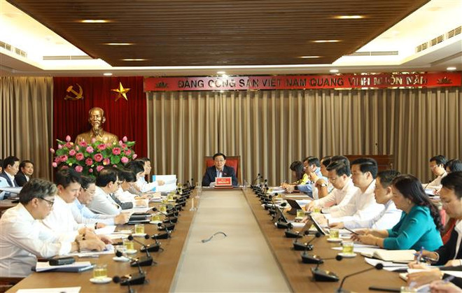 Bí thư Thành ủy Hà Nội Vương Đình Huệ làm việc với Ban Cán sự Đảng Ủy ban Nhân dân Thành phố Hà Nội về định hướng kế hoạch đầu tư công của Thành phố. (Ảnh: Văn Điệp/TTXVN) Hà Nội định hướng nâng cao hiệu quả sử dụng vốn đầu tư công ảnh 2