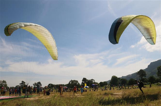 Biểu diễn dù lượn thể thao đầu tiên ở Đồng bằng sông Cửu Long ảnh 2