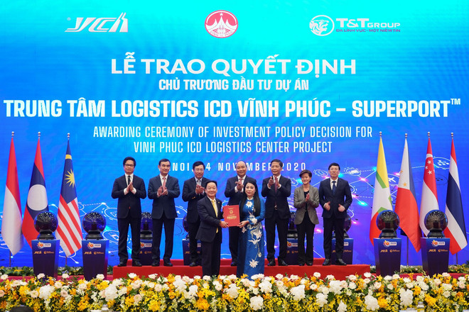 Bà Hoàng Thị Thúy Lan, Bí thư Tỉnh ủy Vĩnh Phúc trao Quyết định chủ trương đầu tư dự án Trung tâm Logistics ICD Vĩnh Phúc (SuperPortTM) cho ông Đỗ Quang Hiển - đại diện Liên danh Tập đoàn T&T Group – YCH Group –YCH Holdings. (Nguồn: Vietnam+) Thủ tướng khởi động mạng lưới Logistics thông minh ASEAN ảnh 4