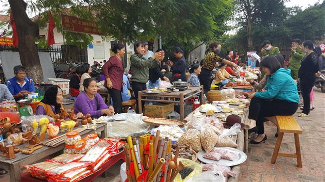 Chợ quê Làng cổ Đường Lâm là một trong những hoạt động chào mừng kỷ niệm. (Ảnh: Đinh Thuận/TTXVN) Kỷ niệm 15 năm Làng cổ Đường Lâm được công nhận là di tích quốc gia ảnh 2